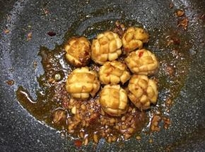 中小火焖煮至收汁即可关火，中途适当翻面。