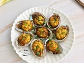 鲍鱼肉装入壳中，撒上葱花点缀，即可上桌享用。