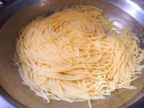 锅中烧开水，放入玉米面条煮3分钟