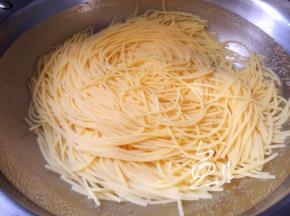 锅中烧开水，放入玉米面条煮3分钟