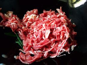 放入牛肉丝翻炒