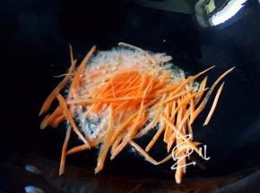 油锅烧热，放入胡萝卜丝翻炒片刻，盛出