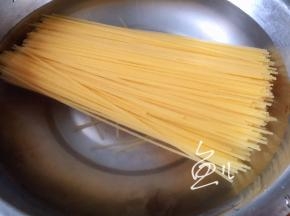 玉米面条用凉水浸泡10-15分钟