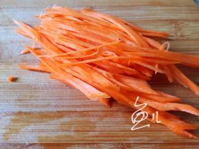 胡萝卜洗净去皮切丝