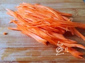 胡萝卜洗净去皮切丝