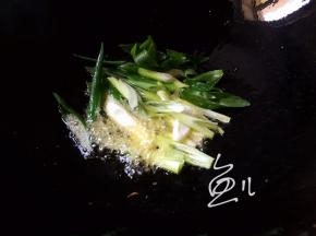 葱段放入油锅爆香