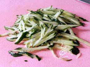 黄瓜洗净切丝