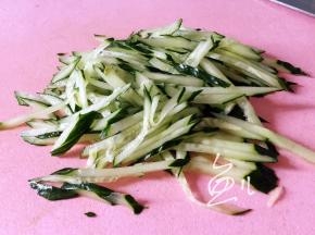 黄瓜洗净切丝
