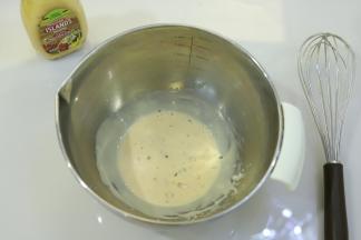 千岛酱和牛奶先混合，加入玉米油搅拌至乳化。