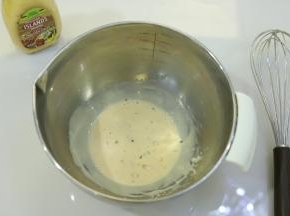 千岛酱和牛奶先混合，加入玉米油搅拌至乳化。