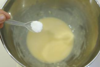 加入1克盐，拌匀。