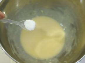 加入1克盐，拌匀。