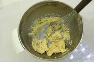 低粉筛入酱奶油混合物内，拌匀。