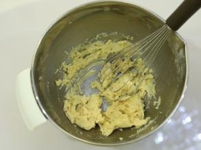 低粉筛入酱奶油混合物内，拌匀。