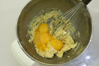 磕入蛋黄，蛋清放入冰箱冷冻备用。