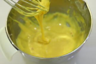 拌至顺滑的蛋黄糊。