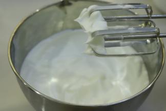 取出冷冻的蛋清，滴入柠檬汁，分三次将细砂糖加入蛋清内，打发至干性发泡。