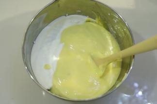 再将二分之一的蛋白加入到蛋糕糊内，拌匀后倒入剩余的蛋清内。