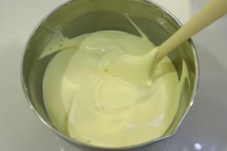 拌匀后的蛋糕糊呈现细腻无明显的气泡。