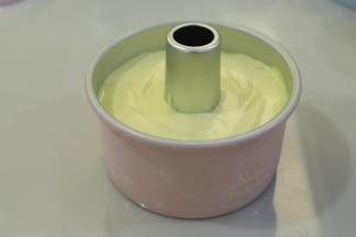 倒入六寸加高中空模内，轻震去气泡。