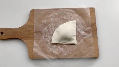 盖上方向相同的1/4片飞饼皮。