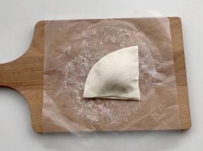 盖上方向相同的1/4片飞饼皮。