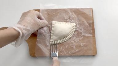 用叉子把两张派皮边缘压实。