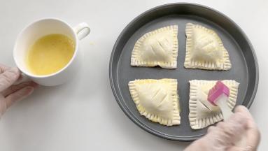 在红豆派的面上刷上鸡蛋液。