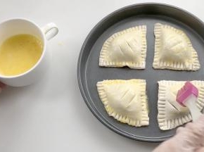 在红豆派的面上刷上鸡蛋液。