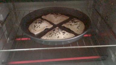 烤箱预热160度，把红豆派放入中层烤15分钟，请根据自家的烤箱的脾气调整温度和时间，烤至表面金黄即可。