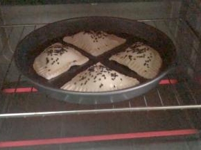 烤箱预热160度，把红豆派放入中层烤15分钟，请根据自家的烤箱的脾气调整温度和时间，烤至表面金黄即可。