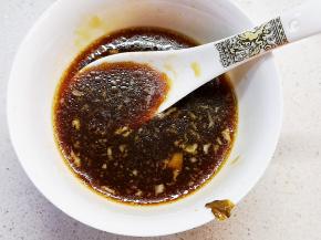 出锅把碟中的水倒入碗中，加入1勺酱油1勺蚝油拌匀备用