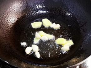 起油锅，放入姜片蒜片爆香