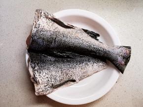 大头鱼去头洗净开边备用。鱼汤可以做汤。