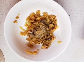 梅菜切碎泡洗干净，放少许油和糖混合拌匀