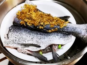 鱼下可放葱段姜片垫一下，方便蒸汽进入底部