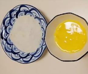 鸡蛋打散，倒入鸡肉丁搅拌。