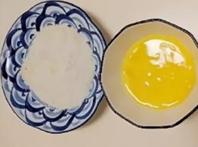 鸡蛋打散，倒入鸡肉丁搅拌。