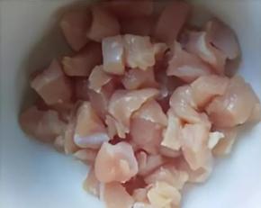 鸡胸肉洗净，切成丁。