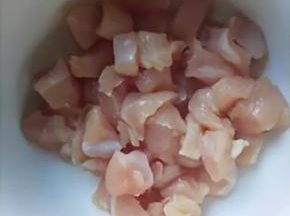 鸡胸肉洗净，切成丁。