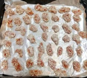 烤盘铺锡纸，摆好鸡肉。