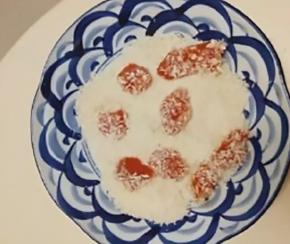 盘子里倒满面包糠，鸡肉一颗颗裹上面包糠。