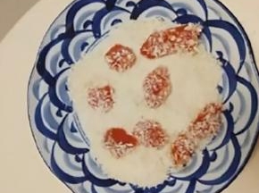 盘子里倒满面包糠，鸡肉一颗颗裹上面包糠。