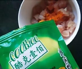 倒入适量酷克壹佰奥尔良烤肉料拌匀。