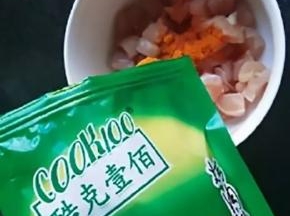 倒入适量酷克壹佰奥尔良烤肉料拌匀。