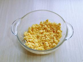 玉米面粉放入大口器具中，加入开水，搅拌均匀。