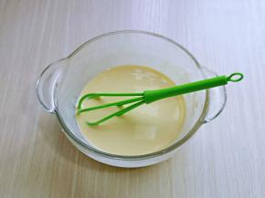 再加入牛奶，用手动打蛋器打至均匀。