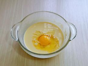 加入鸡蛋，再次抽打均匀。