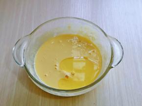 加入玉米油抽打均匀。