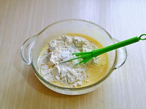 加入面粉，泡打粉。